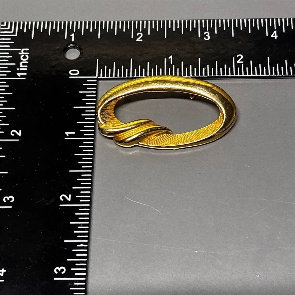 MJ ENT Brooch Gold Tone Oval Abstract Knot Textured Modern Vintage Pin‎